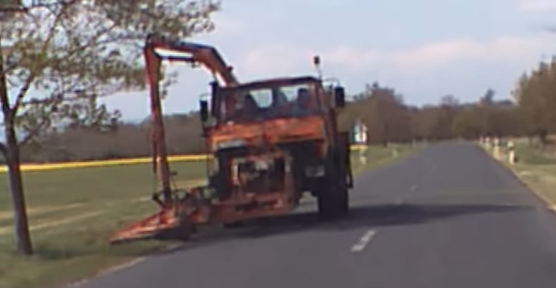 Videó: Füvet kellett volna nyírnia, de leszántotta az útszéli jelzőoszlopokat