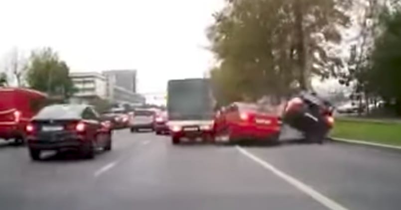 Furcsa egy helyzet: ki hibázott nagyobbat ennél a balesetnél? – videó