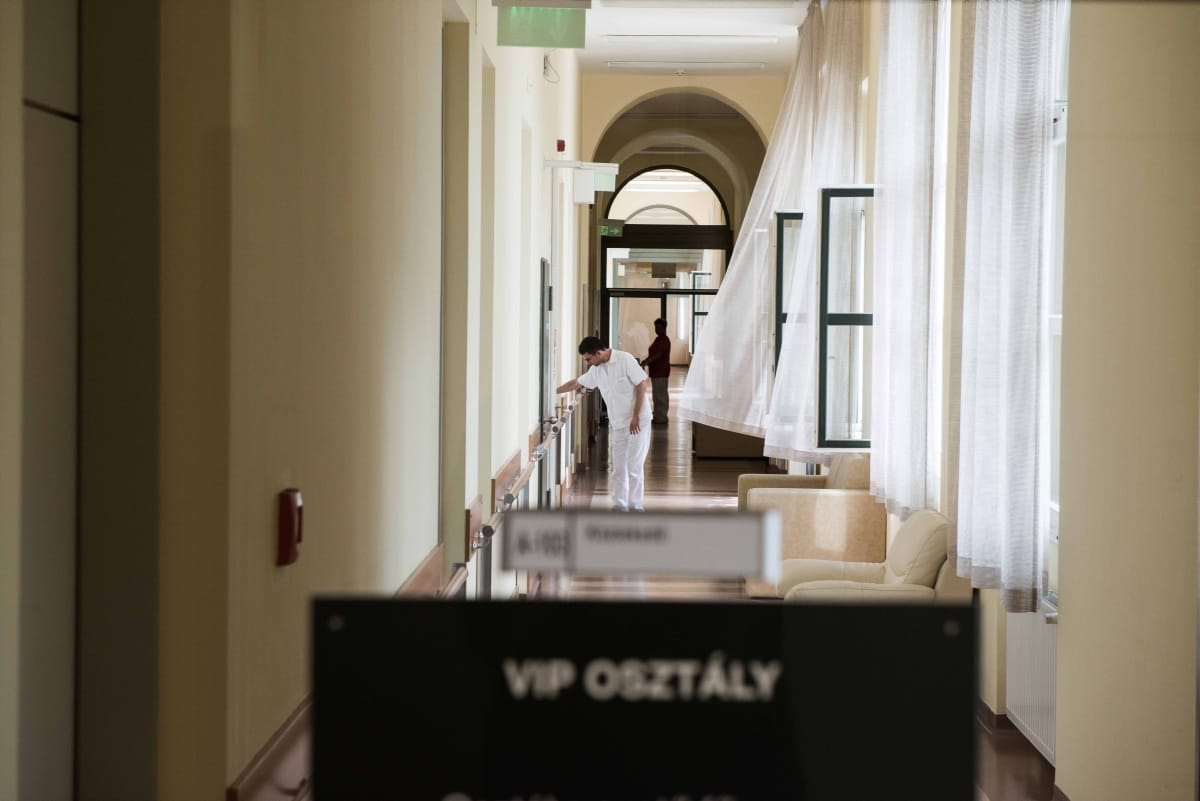 Ellenzéki rágalomhadjáratot emleget az Uzsoki kórház főigazgatója, miután vizsgálat indult a VIP-ellátás ügyében