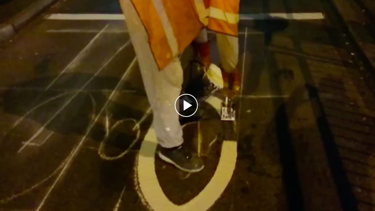 Így készül a kézműves útburkolati jel – videó