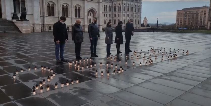 Mécsesekkel emlékezett az ellenzék a járvány 25 000 áldozatára a parlamentnél