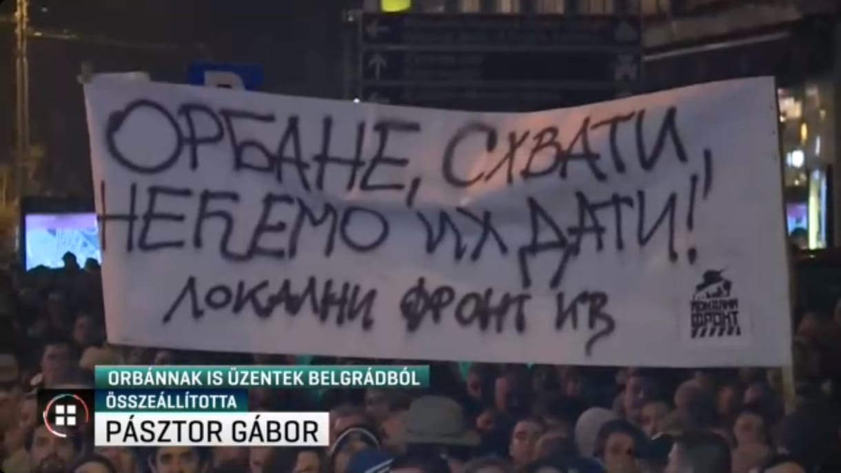 Orbán Viktornak is üzent a szerb közmédiánál tüntető tömeg