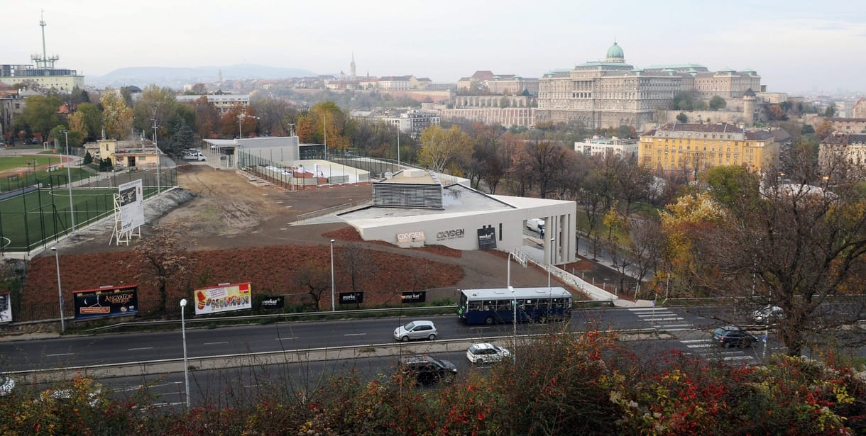 Tanmedence helyett luxuswellnessközpont: Juhász feljelentést tesz