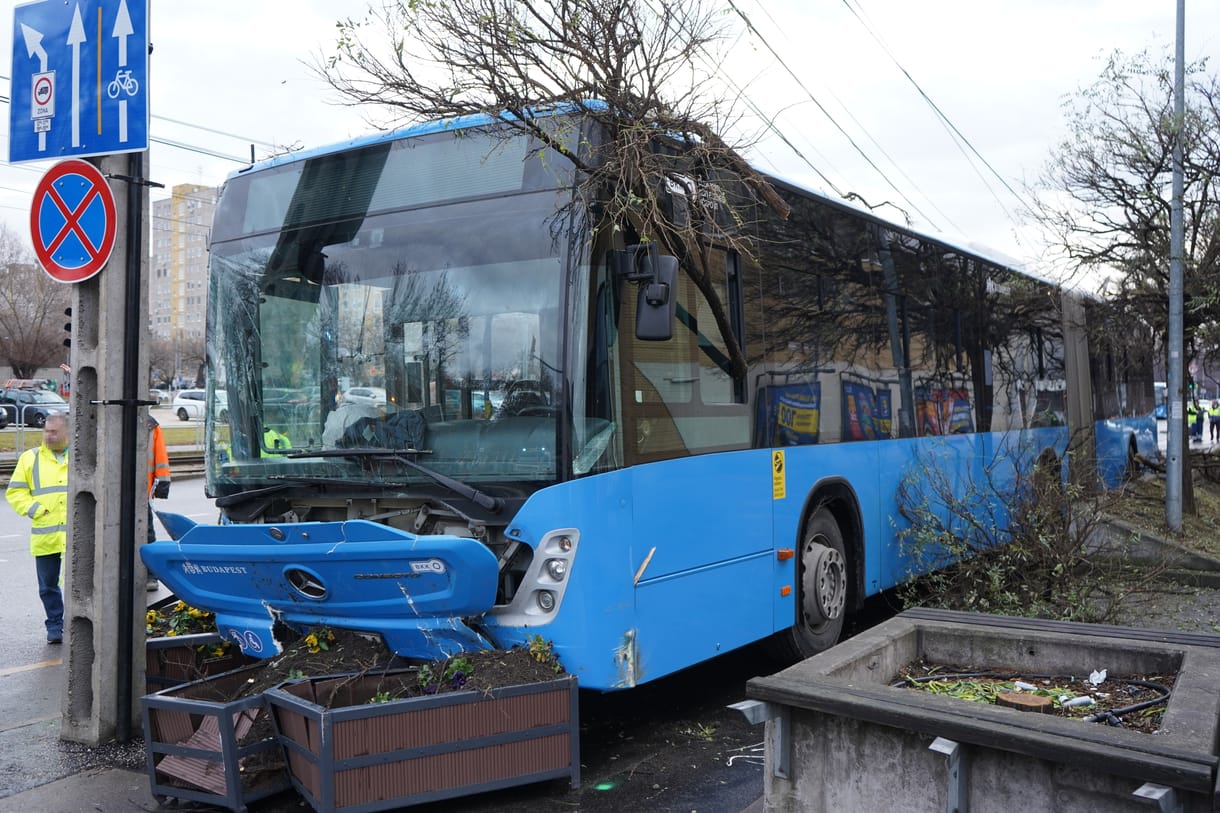 Busz ütközött két autóval az Üllői úton, több fa is kidőlt