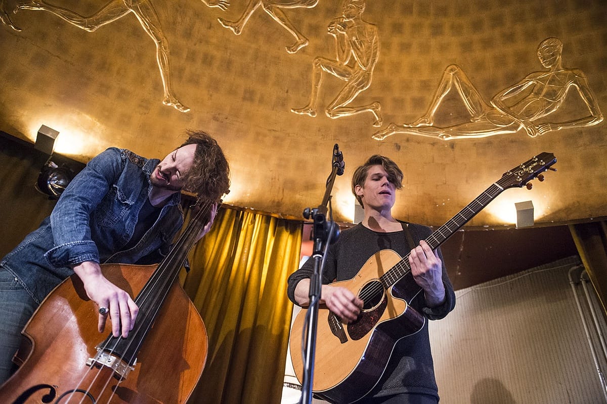 Zacskóval a fejükön tisztelik a kultúránkat – Mongooz And The Magnet klippremier
