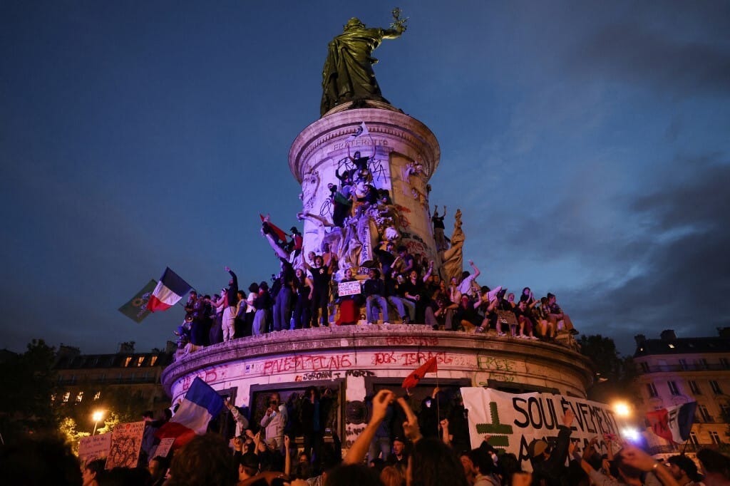 Macron hazárdjátéka meg tudta akadályozni Le Pen győzelmét, de maga is meggyengült a kalandban
