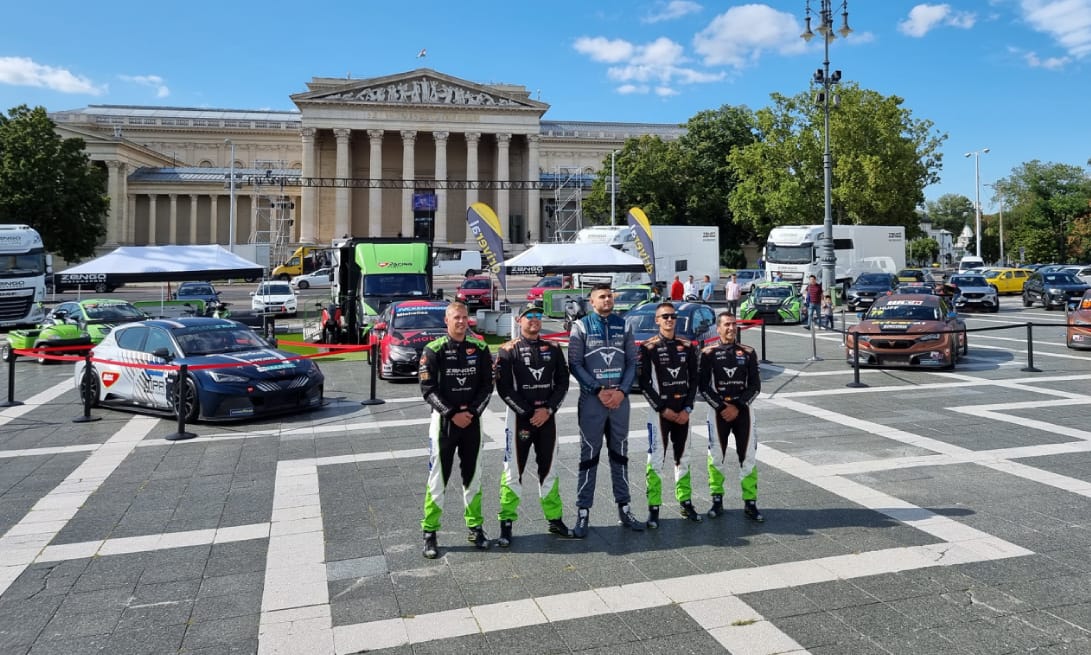 Magyar versenycsapat elektromos és benzines autói a Hősök terén – fotógaléria