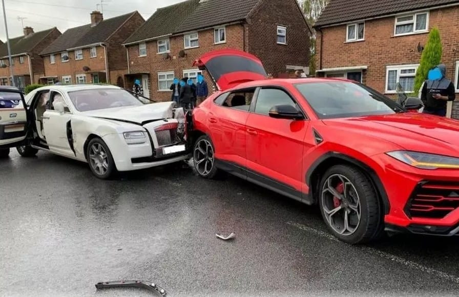 Komoly kárösszeget sejtet, amikor egy Rolls-Royce tör össze egy Lamborghinit