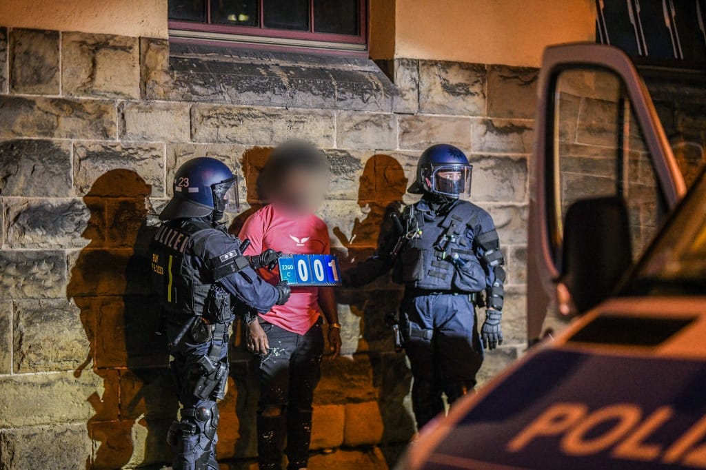 Csatatérré változott Stuttgart, rendőrökre támadtak az eritreai ellenzékiek