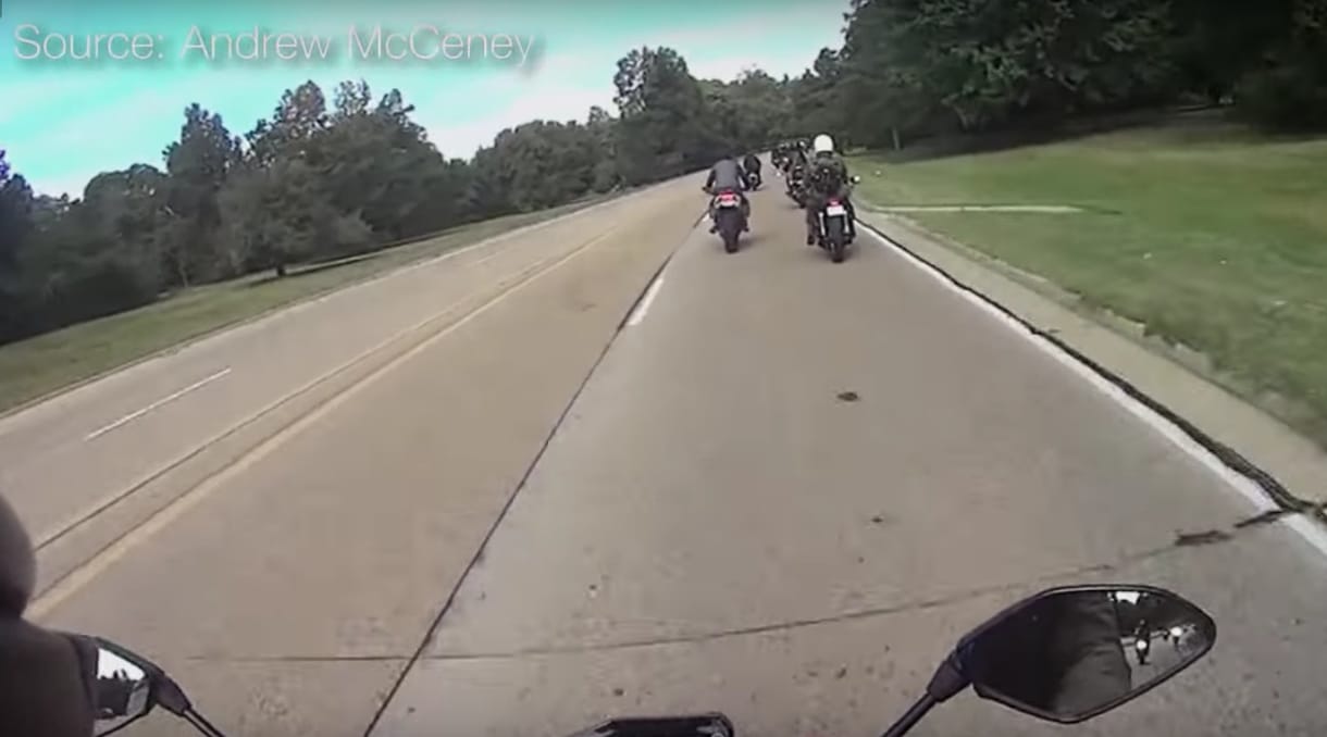 Látja a veszélyt, ami a motorosokra les? Ők sem látták, pedig ott volt – videó