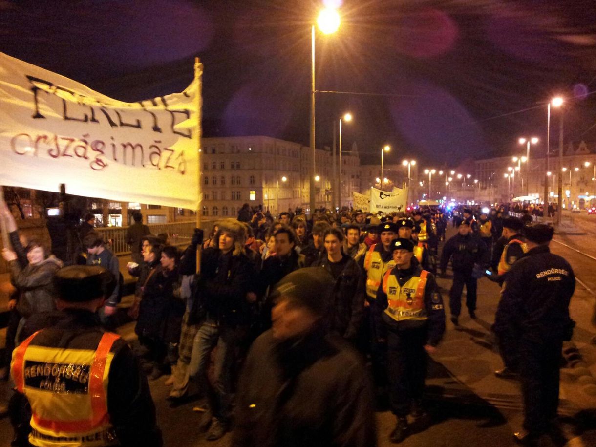 Rendőrsorfal várta a diákokat a Petőfi hídnál