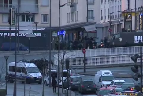Videó: Két helyszínen egyszerre rohanták le a túszejtőket