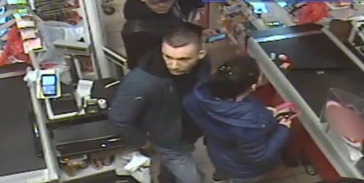 Totálban vette a kamera, ahogy kipakolja a kasszát a tolvaj – videó