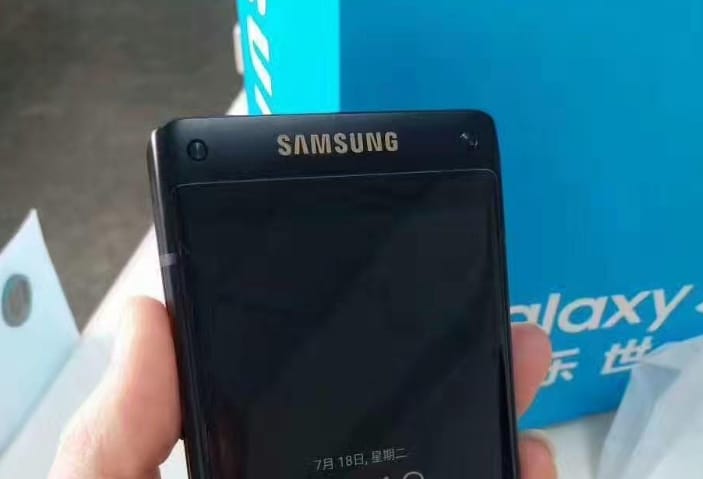 Fliptelefonnal rukkol ki holnap a Samsung