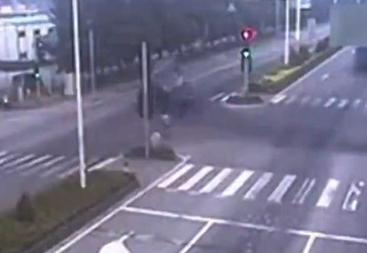 Robogós miatt boruló teherautó elől ugrott el egy gyalogos - videó