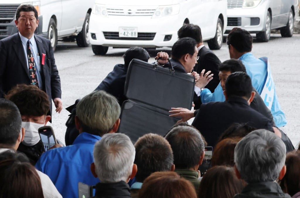 Füstbombát dobtak a japán miniszterelnök felé