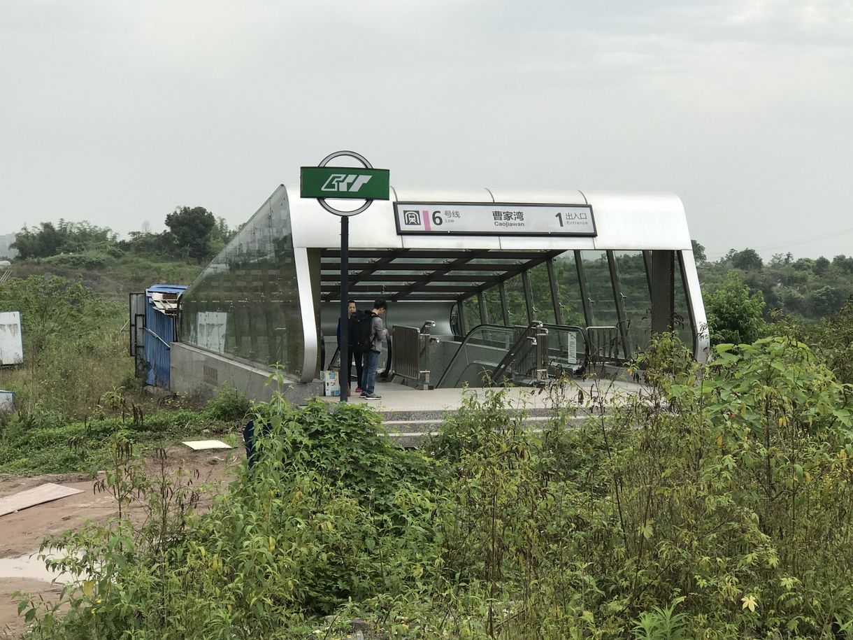 Híres lett a susnyás közepére épített bizarr metróállomás – fotók