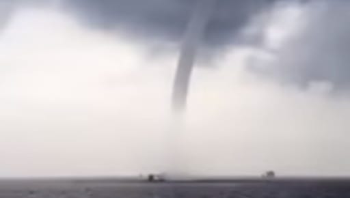 Videó: Rendkívül ritka vízszippantó tornádót filmeztek le