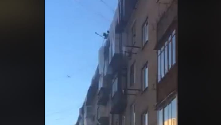 Videó: Úgy bontják az óriási jégcsapokat, hogy azok a parkoló autóra zuhannak