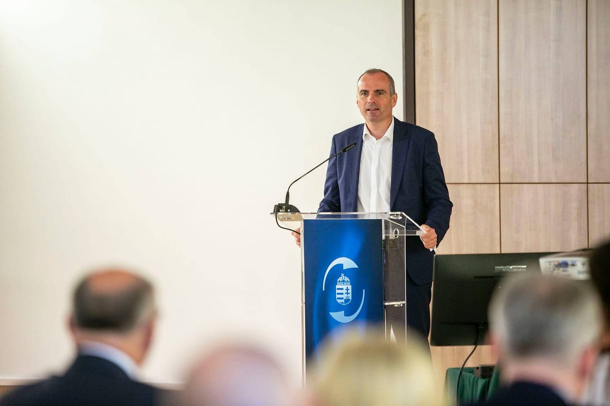 Rossz és még rosszabb magyarázatok vannak a NAV elnök lecserélésére