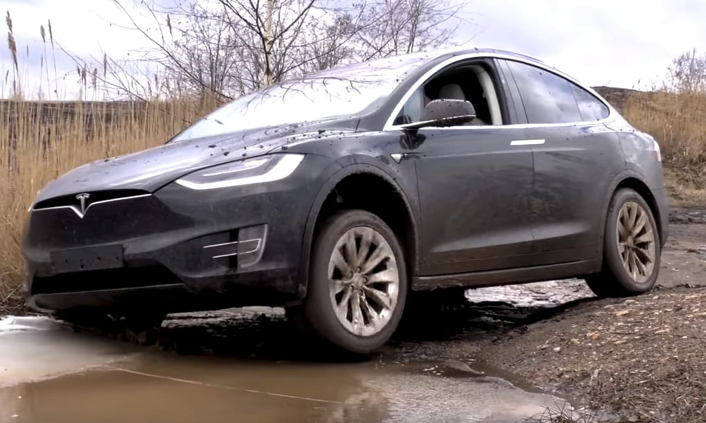 Videó: terepezni, sarat dagasztani vitték a Tesla Model X-et