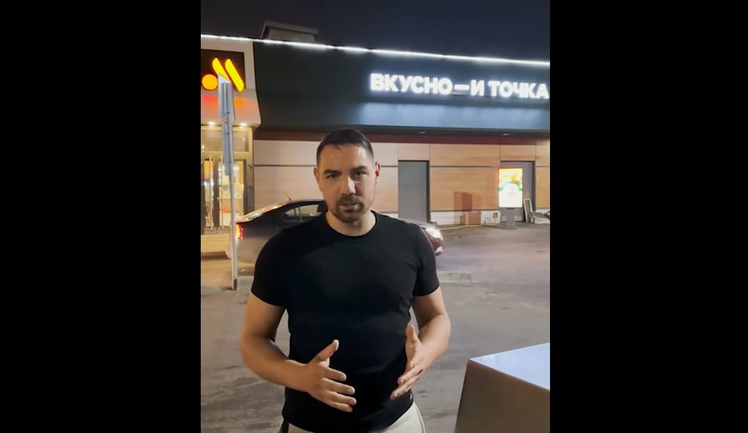 Oroszországban nyaral a szlovákiai Magyar Szövetség alelnöke, és bemutatja, hogy még Mercedest is árulnak ott