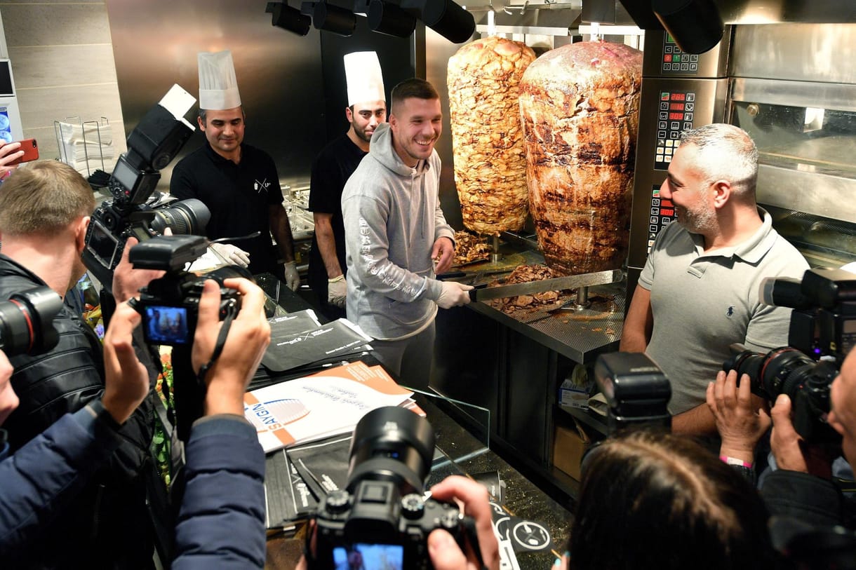 Fotó: Dönerezőt nyitott Lukas Podolski