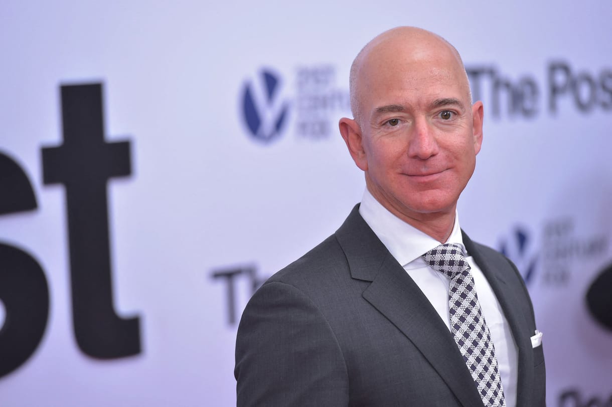 Nem közölt a Washington Post egy rajzot, amin Jeff Bezos egy zsák pénzzel hódol Trump szobra előtt