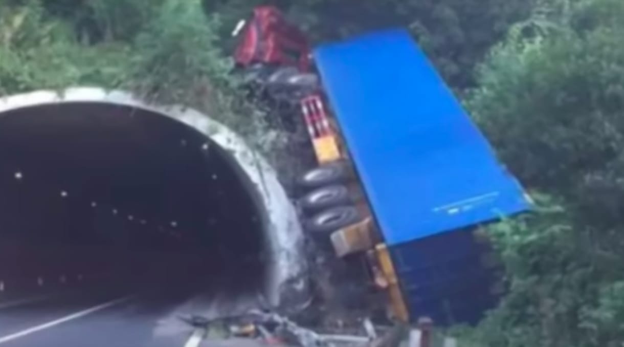 Elaludt a kamionsofőr, az alagút helyett felhajtott a hegyre – videó