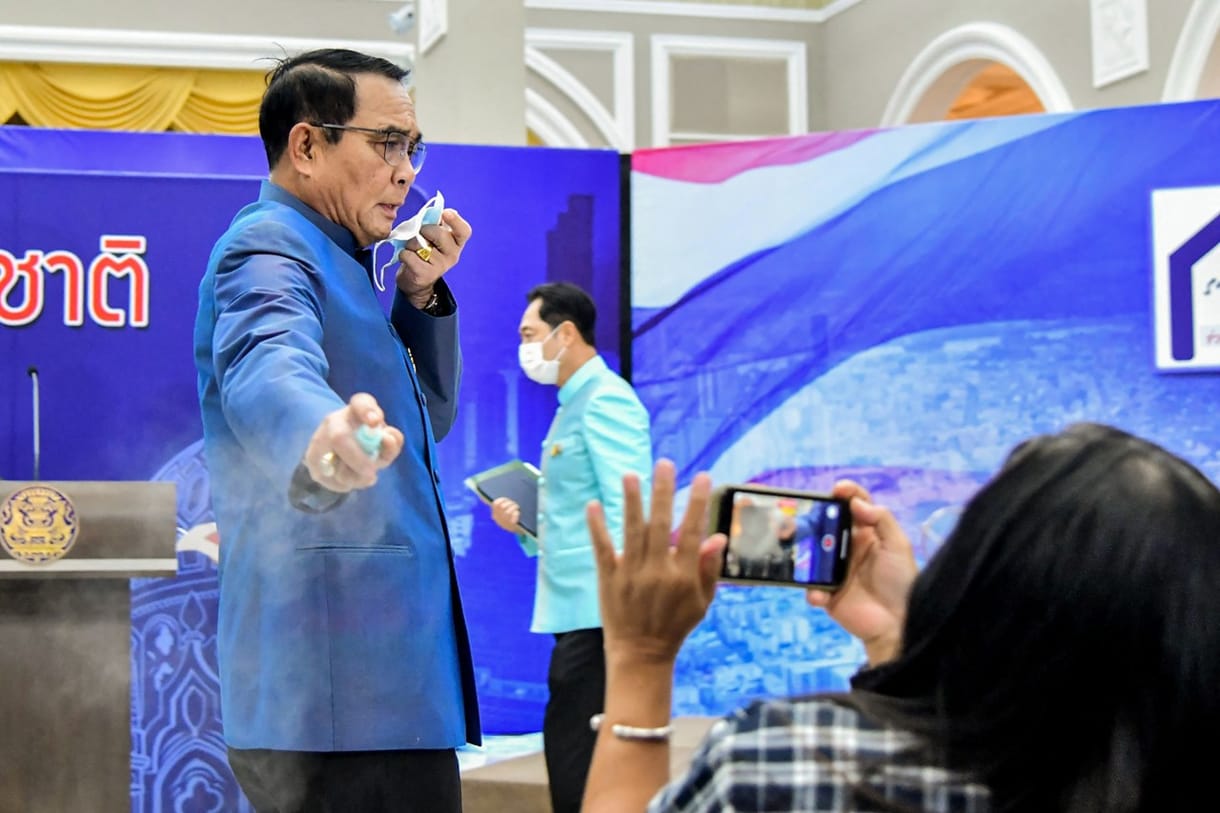 A kérdés megválaszolása helyett inkább fertőtlenítőt fújt a thai miniszterelnök az újságírókra