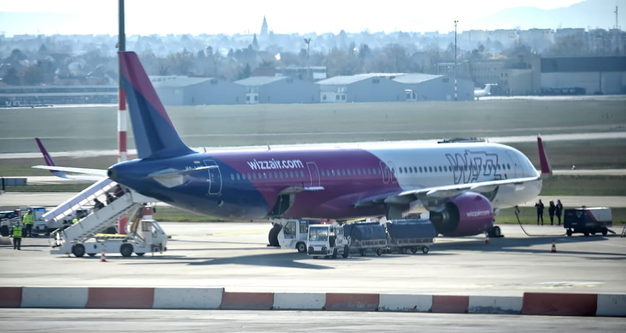 Figyelmeztet a Wizz Air, a megszokottnál tovább tarthat az utasfelvétel a repülőtéren