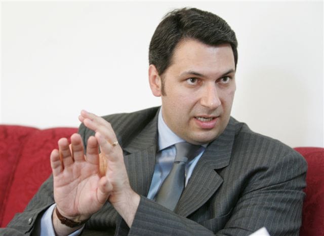Lázár János élményfürdőt gründolt