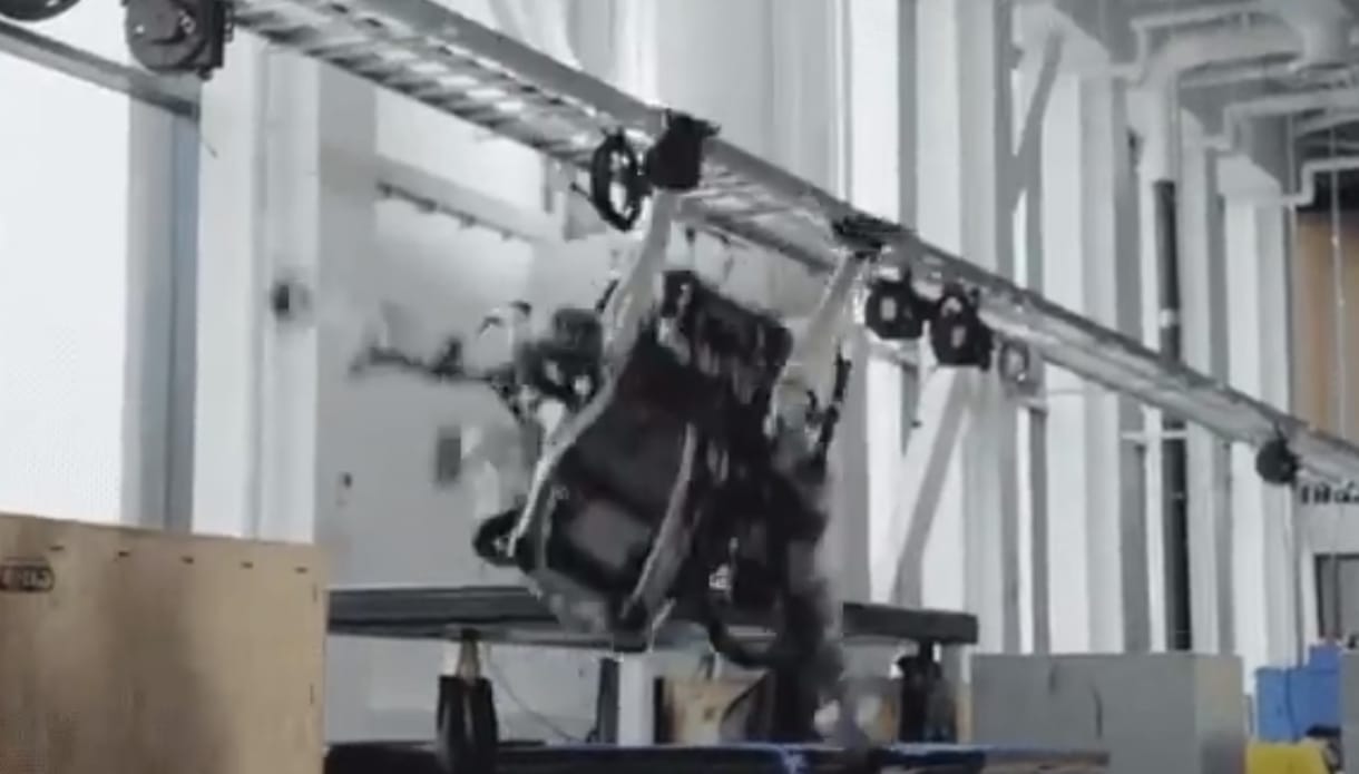 Ügyesen ugrálnak a Boston Dynamics emberszerű robotjai, de még jobb, ahogy hasra esnek