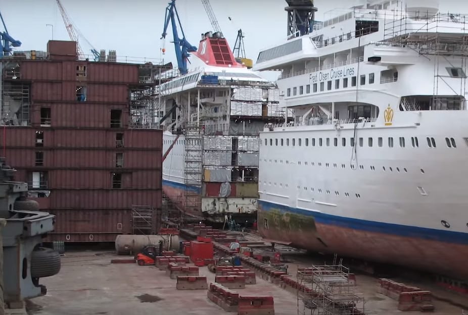 Tudja, hogy bővítenek egy óceánjáró hajót? Szó szerint félbevágják és betoldanak a közepébe – videó
