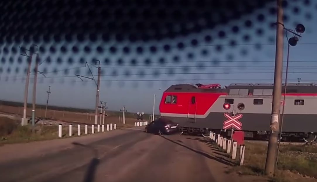 Úgy dobta arrébb a vonat a személyautót, mint egy papírgalacsint – videó