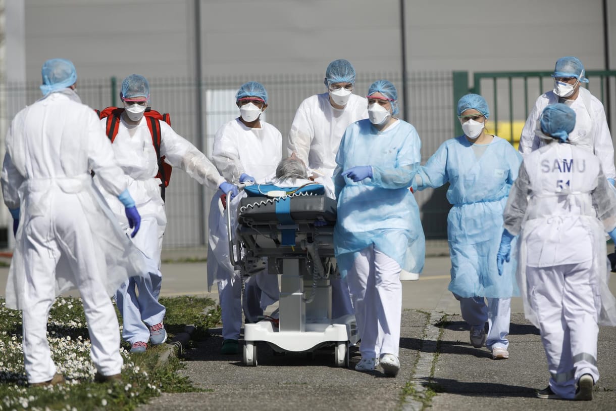 Százával költöztetik a betegeket a túlzsúfolt francia kórházakból