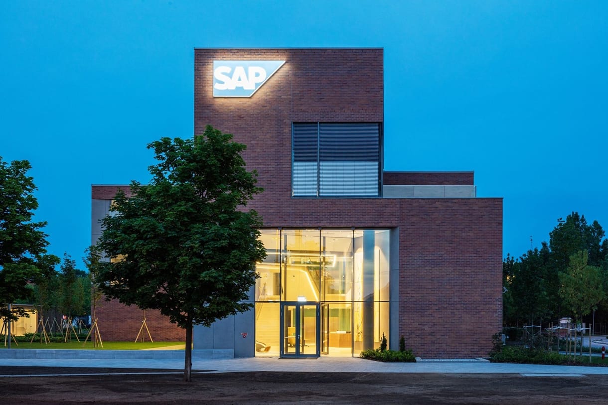 Állást, nyelvoktatást, pénzbéli támogatást jelentett be az SAP az ukrán menekülteknek
