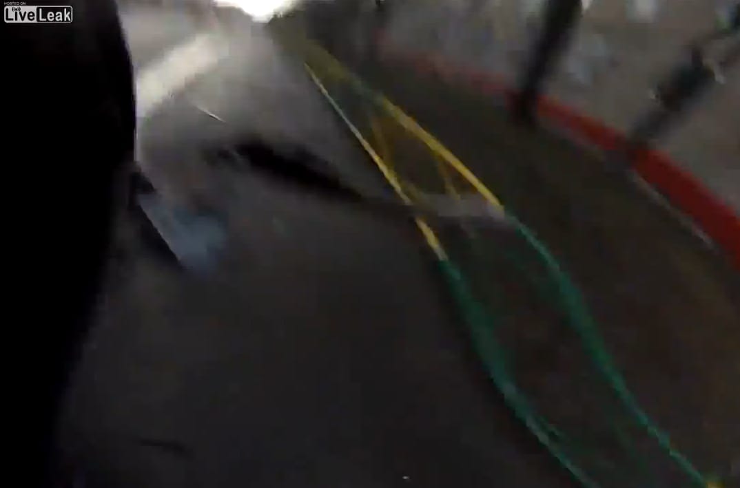 Ilyen, amikor oszlopnak csapódik egy motoros – videó