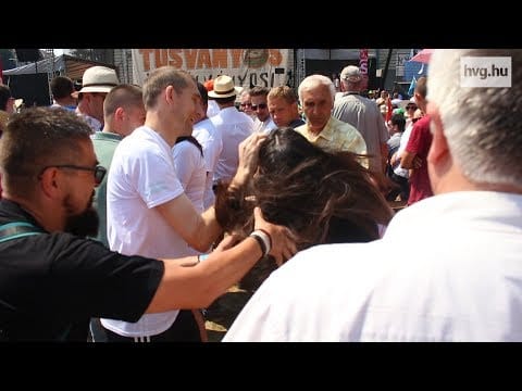 Szijjártó: Nem fogjuk többet alkalmazni a Tusványoson tüntető nőt földre vivő fotóst