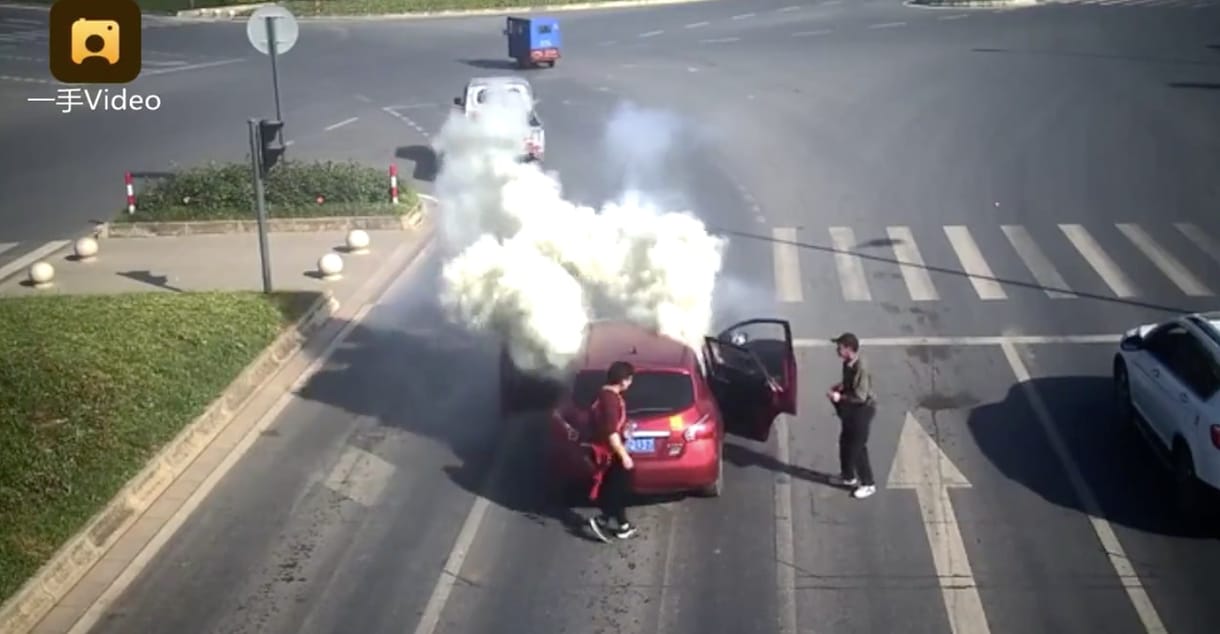 Ez történik, ha tűzijátékkal tömi tele az ember az autóját, aztán rágyújt a kocsiban – videó