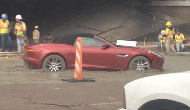 Friss betonba ragadt egy Jaguar F-Type - fotó