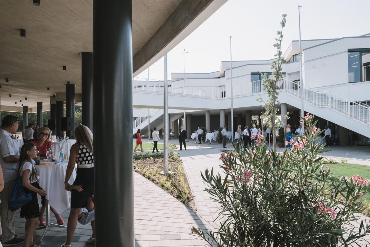 Nem átlagos jövedelmű családoknak – így adták át az állami magániskolát Debrecenben