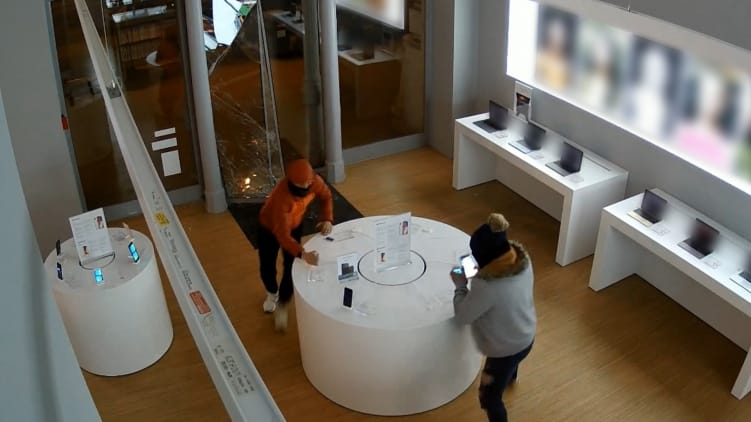Videón az Andrássy úti iStyle kifosztói: egy pillanat alatt elvitték az iPhone-okat