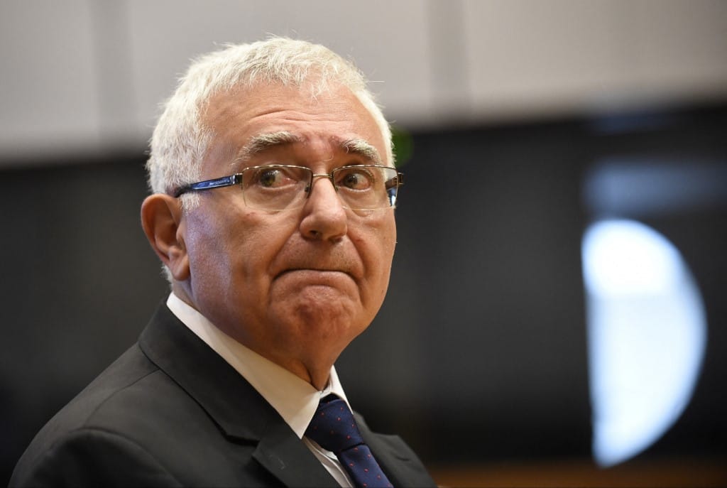 Vesztegetés és befolyással üzérkedés miatt állt bíróság elé egy volt uniós biztos