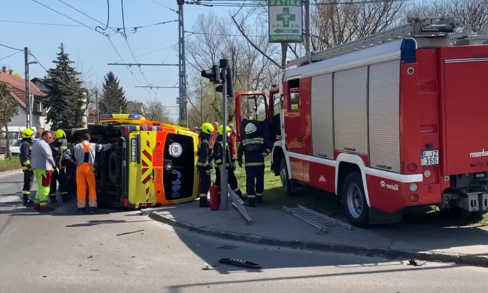 Mentőautót borított fel egy rendszám nélkül hajtó audis