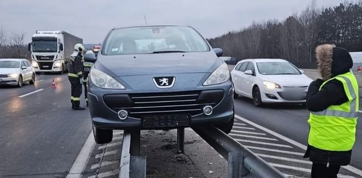 „Felparkolt” a szalagkorlátra egy autós az M0-son – fotók