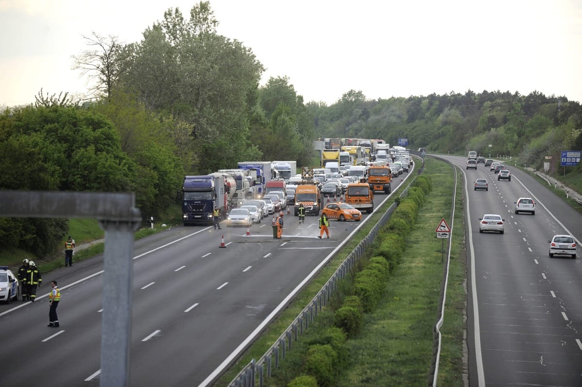 Törik-zúzzák az autókat az esőben, 8 karambol történt rövid idő alatt