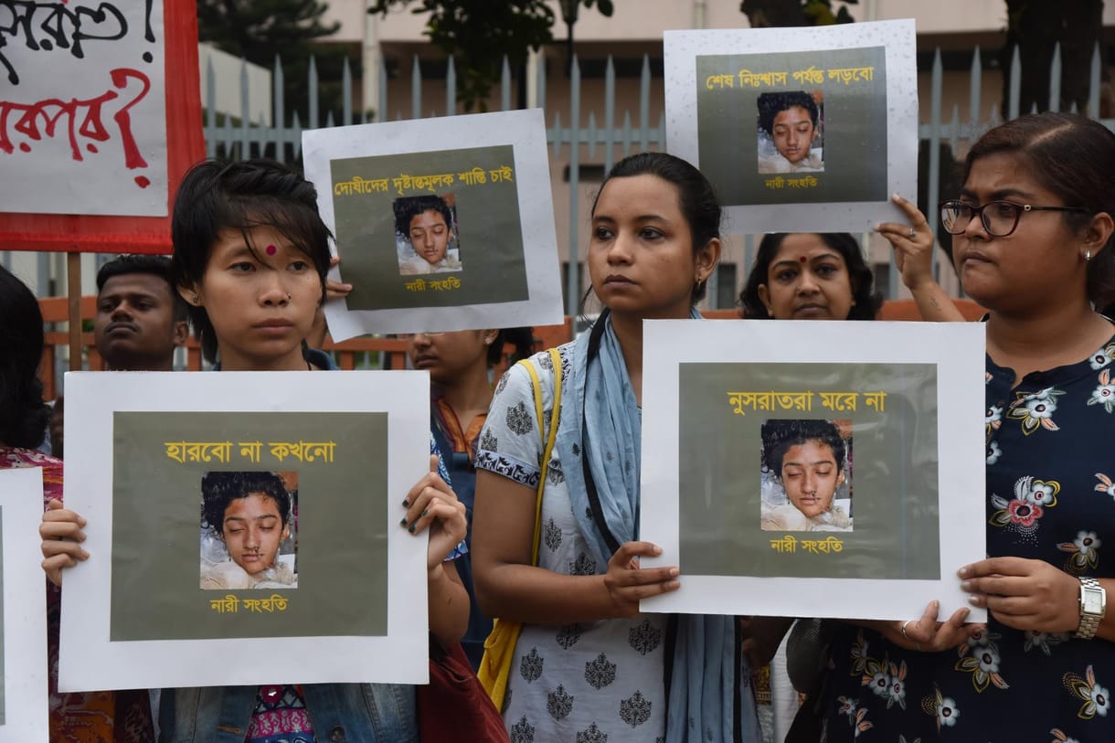 Megégettek egy bangladesi lányt, aki szexuális zaklatással vádolta meg iskolaigazgatóját