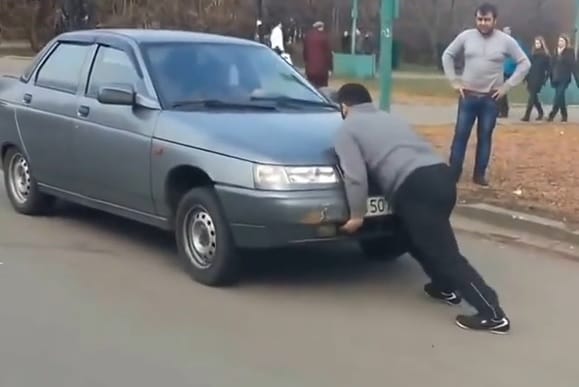 Az oroszok Hulkja a gumifüstölő Lada ellen – videó