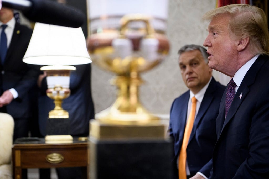 Őskonzervatívok vendégjárása erősíti a Fidesz-kampányt, Trump fajsúlyos bizalmasát is küldheti